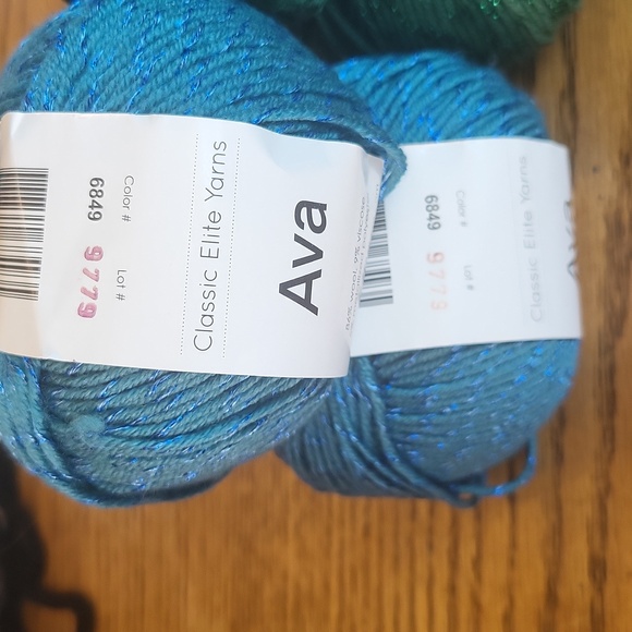 4 skiens if Ava yarn & 1 skien of Fashion pixel yarn - Picture 2 of 7